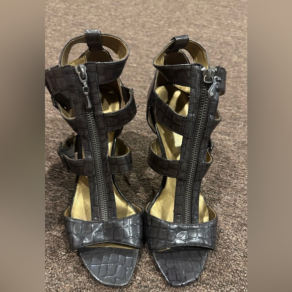 EUC Christian Siriano Chic faux alligator Crocodile strappy Gray Heels 8.5 - Picture 1 of 6